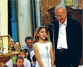Padre Gonzalo Carbó en un grupo de oración