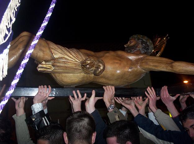 Al paso de Cristo crucificado